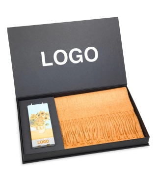 Verslo dovanų idėjos – prabangus šalikas iš alpakos vilnos ir žvakė