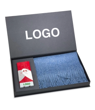 Personalizuotos verslo dovanos – alpakos vilnos šalikas ir žvakė