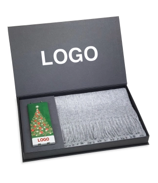 Kalėdinė verslo dovana – alpakos šalikas, žvakė ir prabangi dėžutė