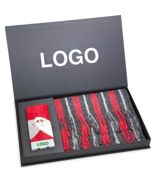 Personalizuotos verslo dovanos – alpakos vilnos šalikas ir žvakė