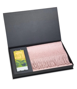 dovanos moterims vilnonis šalikas ir žvakė svarstyklės zodiakas