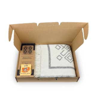 kalėdinis dovanų rinkinys pledas arbata ir padėkliukas