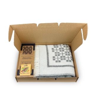 dovanos kalėdoms pledas, arbata ir padėkliukas