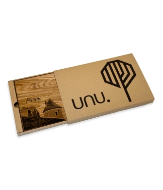 Koka dēlis un dāvanu kastīte