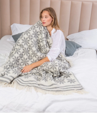 Žakarda vilnas pleds ar bārkstīm