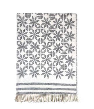 Balts un pelēks ģeometriska ornamenta vilnas pleds