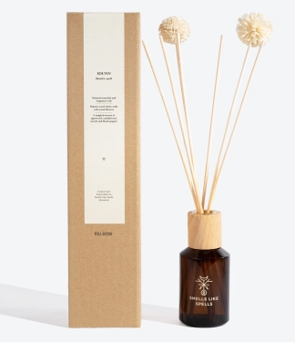 namų aromatas su lazdelėmis