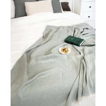 Žalsvas lininis pledas interjere 1