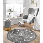 Pilkas apvalus kilimas prie lango 3