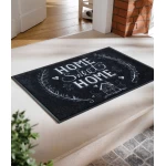 melns durvju paklājiņš ar uzrakstiem 1