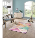 kilimas prie sofos kambaryje