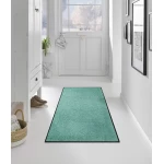 žalsvas kiliminis takas interjere 2