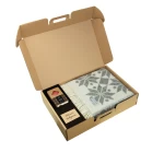 Dāvanas Ziemassvētkos pleds un svece