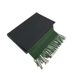 vilnonis šalikas ir juoda dovanų dėžutė 3