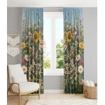 Dienas aizkari ar ziediem interjerā