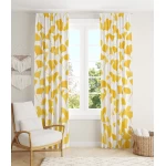 Dienas aizkari dzeltenīgā tonī interjerā