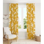 Dienas aizkari dzelteni interjerā