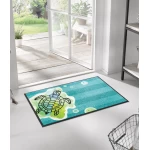 stilingas mėlynų atspalvių kilimėlis prie durų namuose 1