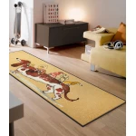 stilingas geltonas kiliminis takas su suniukais interjere