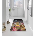 tamsus kiliminis takas su gelemis kolidoriuje