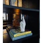 Ar rokām darināta svece Crossed Fingers White 1