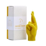 Ar rokām darināta svece Sakrustotiem pirkstiem Dzeltena 3