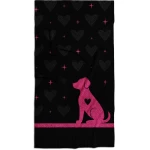 juodas paplūdimio rankšluostis ir rožinis šuniukas