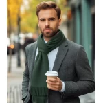 žalias vilnonis šalikas ir stilingas vyras su paltu