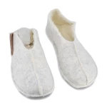 šlepetės moterims baltos natūralus veltinis