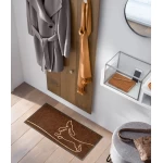 rudas durų kilimėlis su taksu prie durų 1