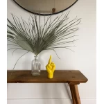 Oriģināla dzeltena svece interjerā 1