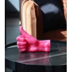 Rozā rokas svece interjerā 1