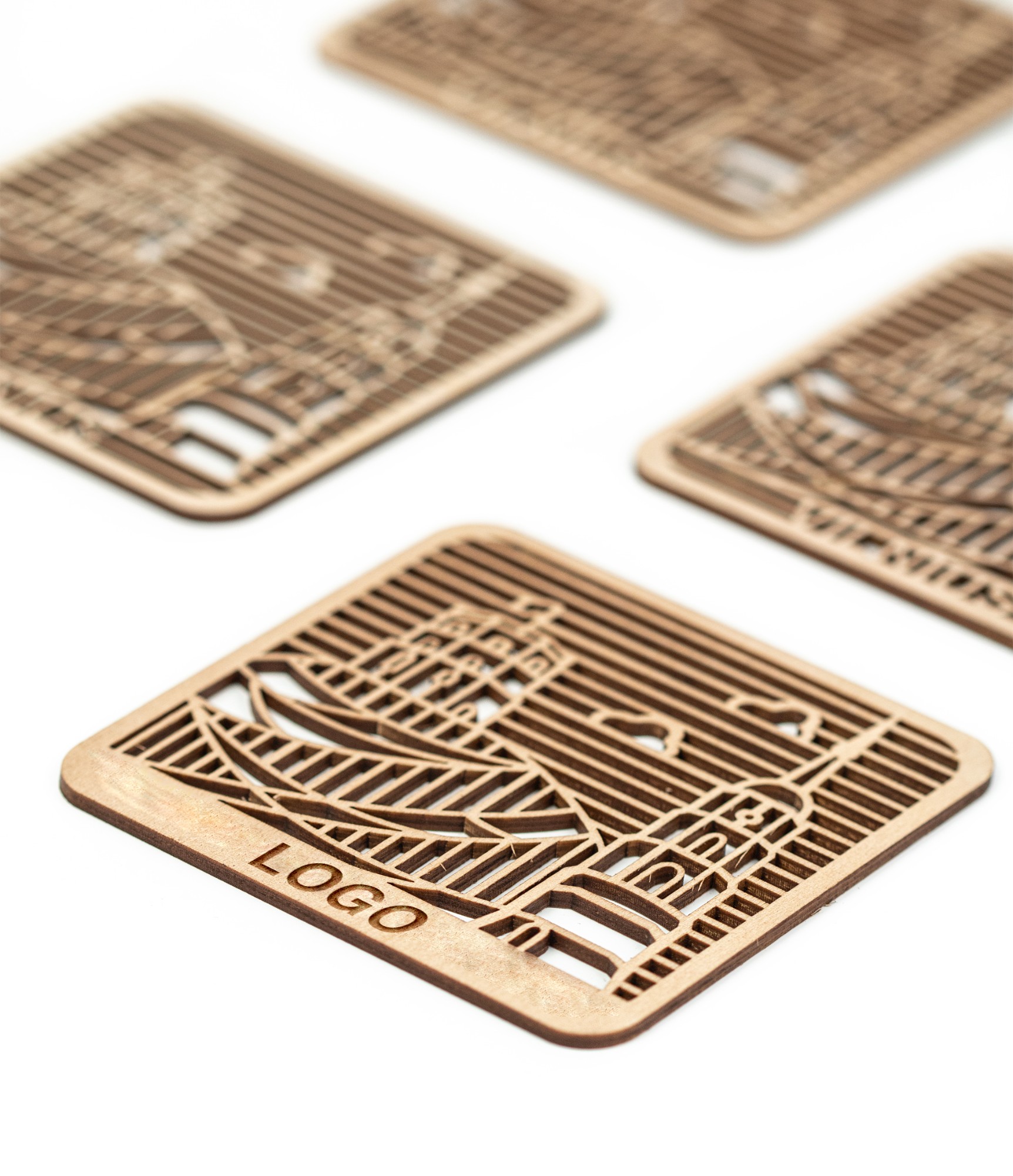 medinis padėkliukas su graviravimu