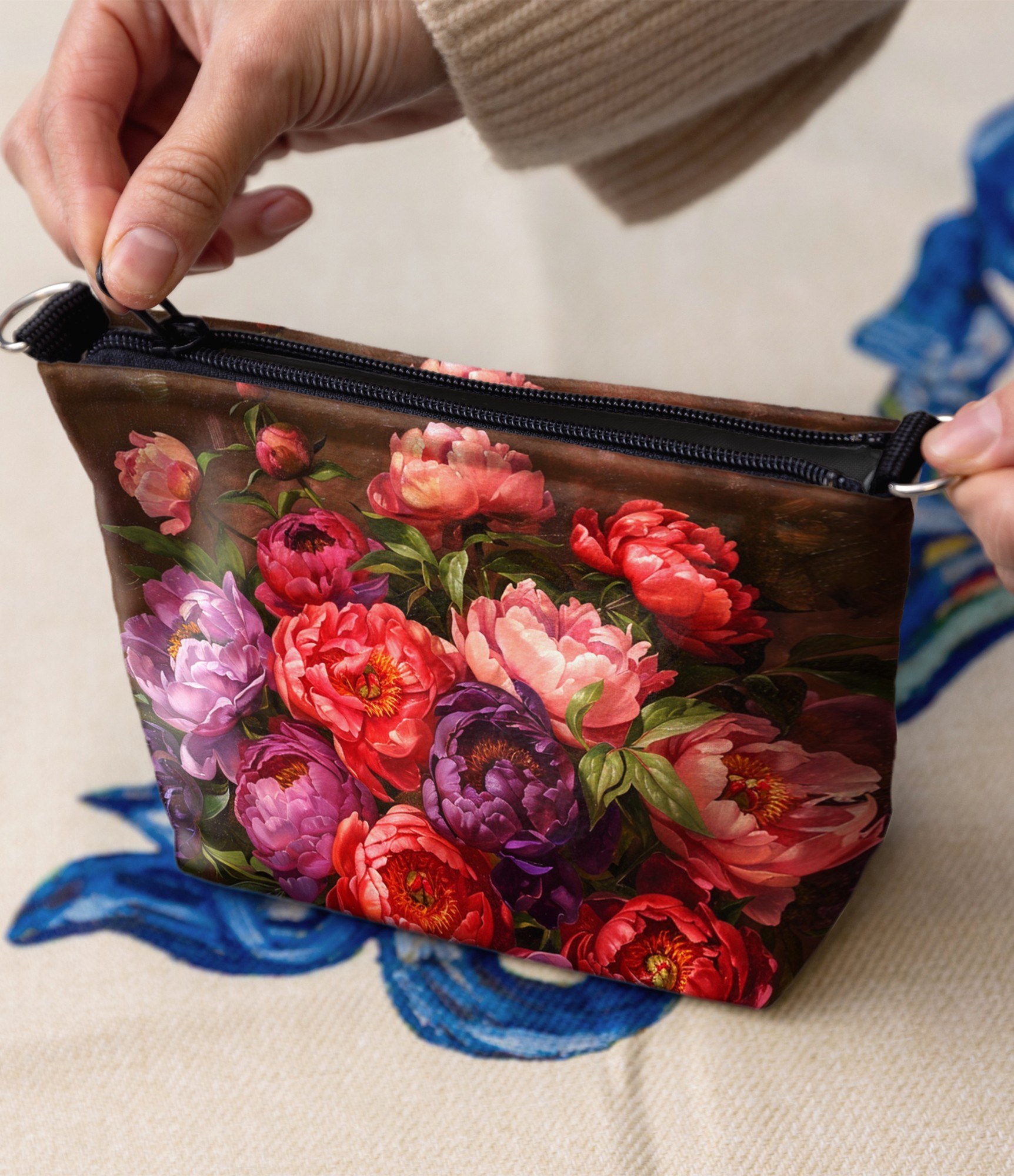 moteriška kosmetinė su bijūnais