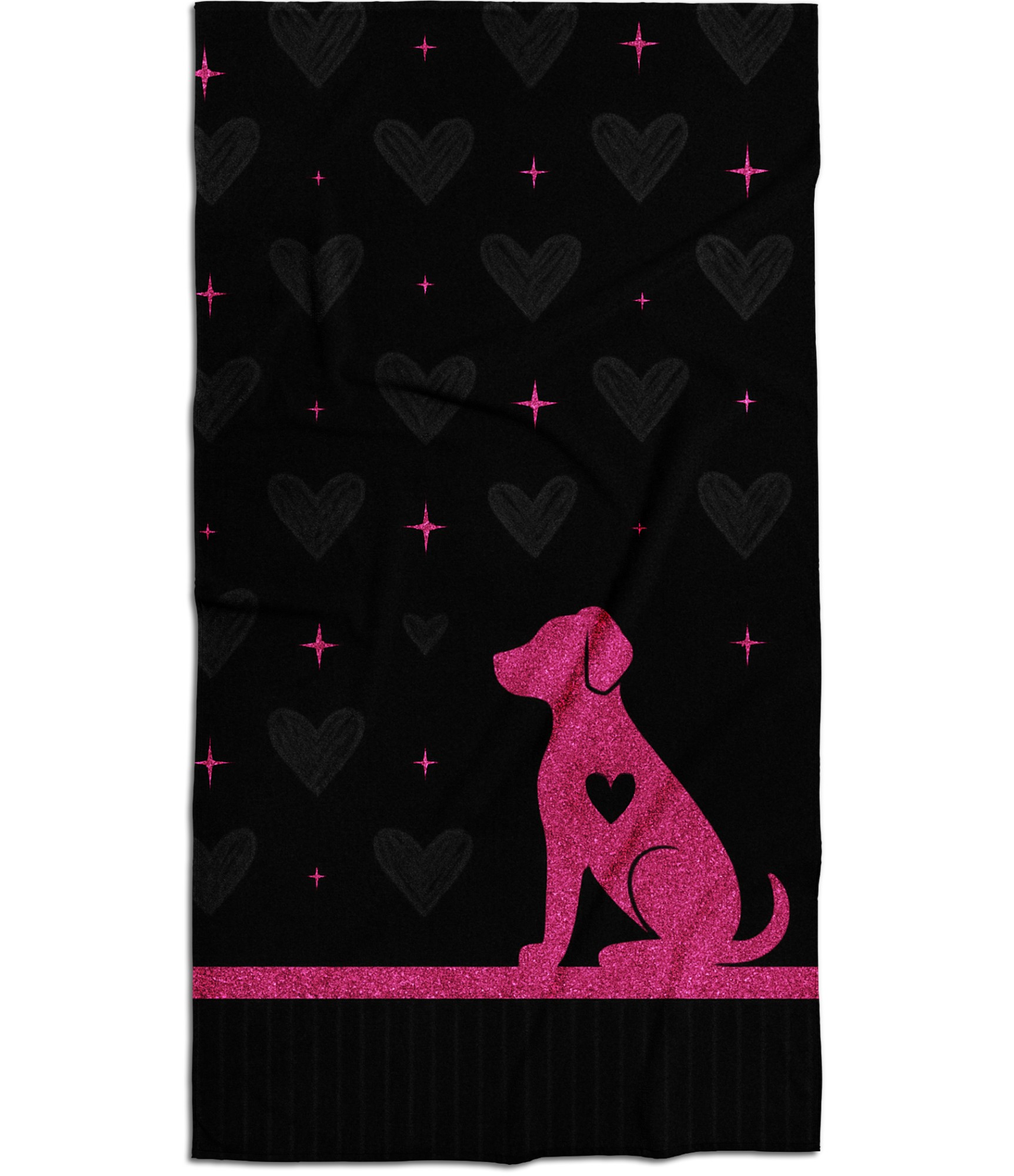 juodas paplūdimio rankšluostis ir rožinis šuniukas