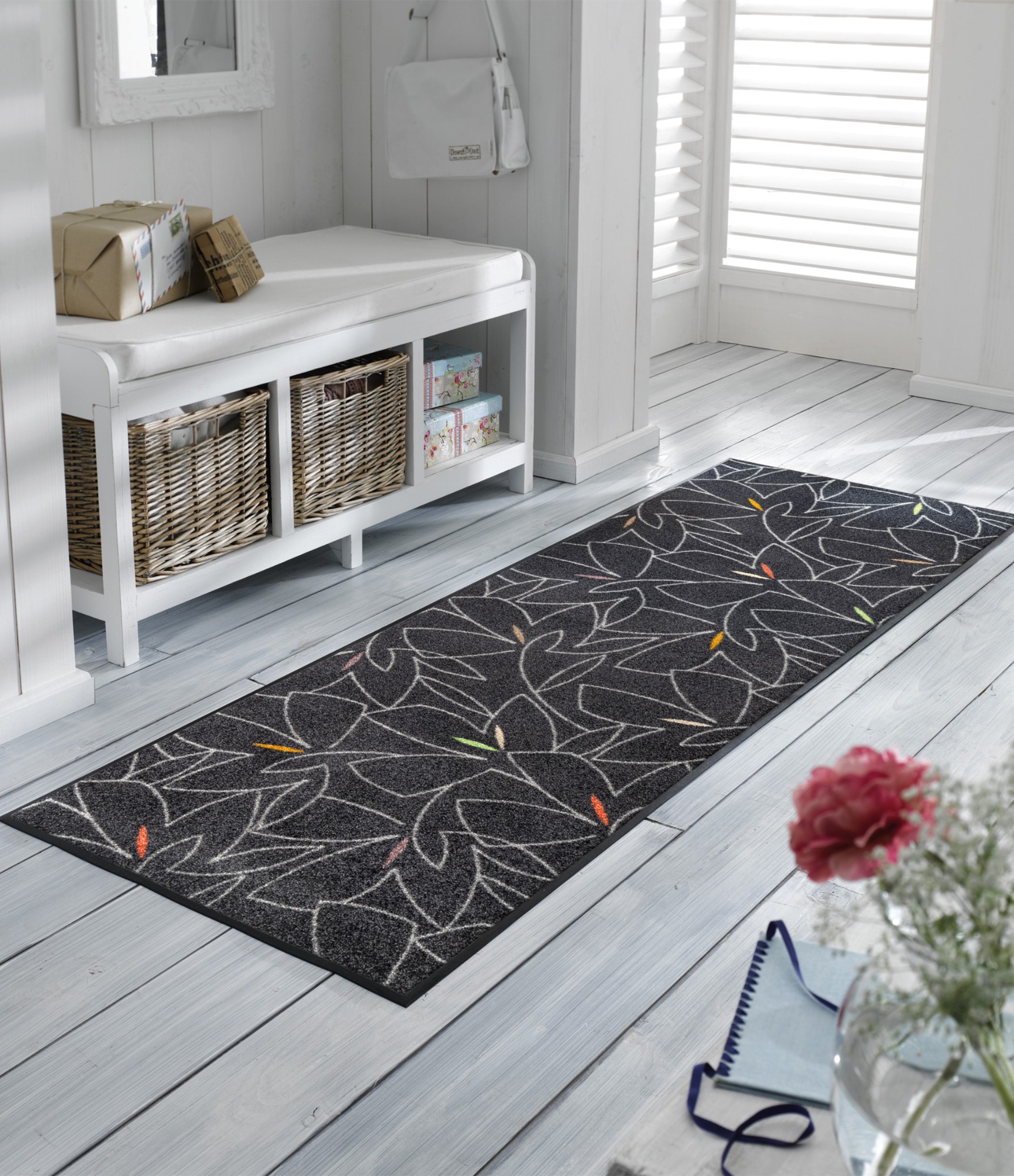 pilkas kiliminis takas plaunamas